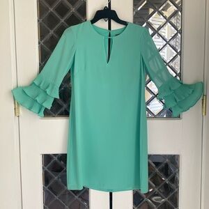 Vince Camuto jade green Tiered Ruffle Sleeve Size 0 Keyhole Neck Shift Dress 2 S